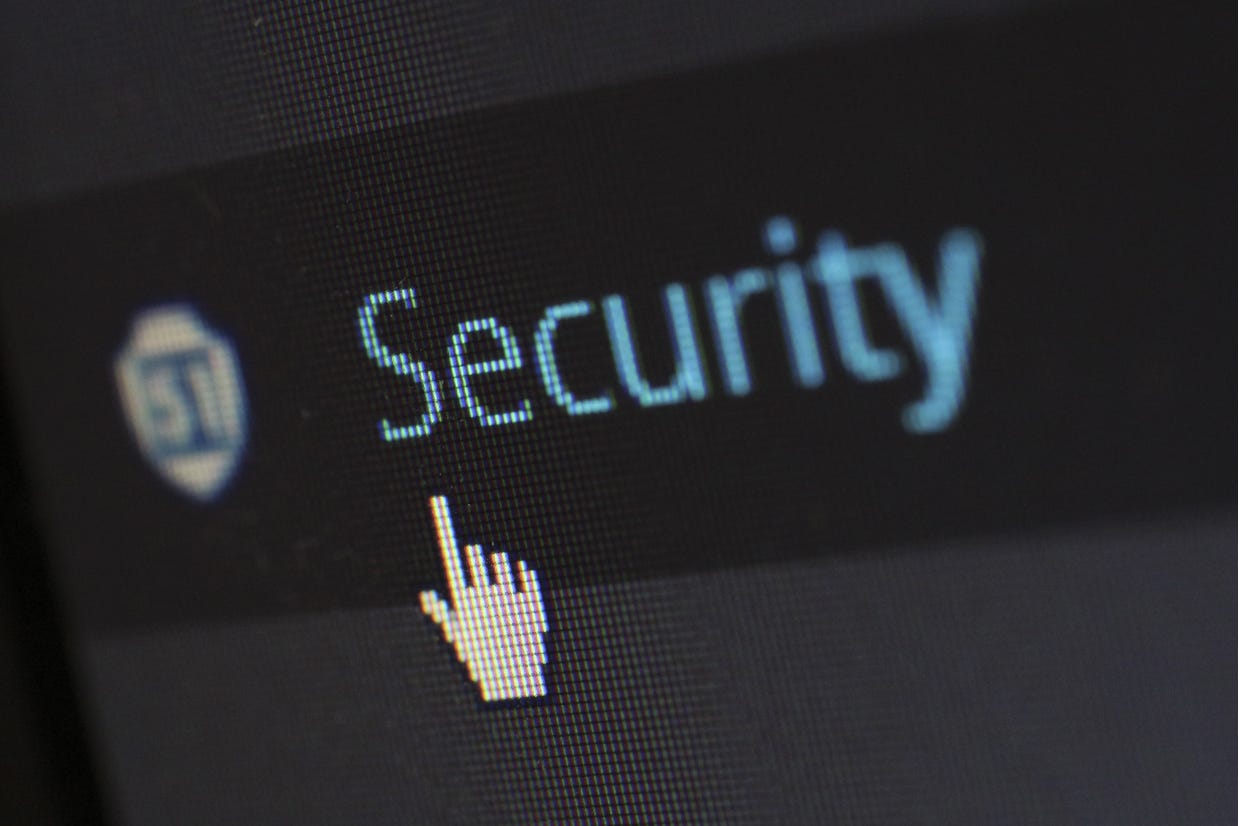 Security, cyber security, beveiliging: Elastic Security: Is een SIEM oplossing. Dit is een beveiligings-oplossing die organisaties helpt potentiële beveiligingsbedreigingen en kwetsbaarheden te herkennen voordat ze de kans krijgen om de bedrijfsvoering te verstoren. Hierbij wordt gebruik gemaakt van het Mitre Framework.