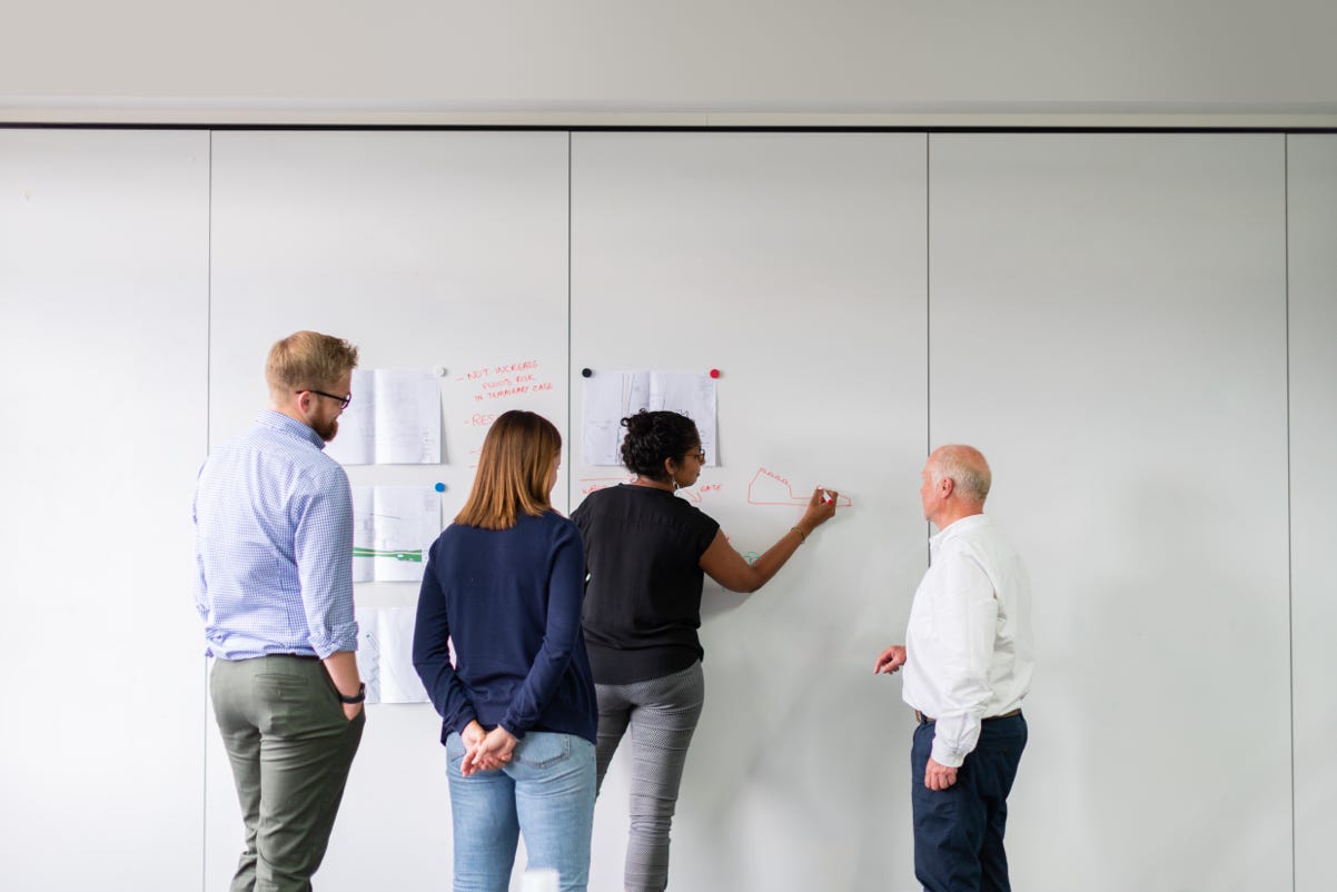 Elastic Enterprise Search: Is een product waarbij verschillende bronnen aangesloten kunnen worden waardoor er op een centrale plek makkelijk kan worden gezocht naar de content. Hierdoor kan groten efficiency worden gehaald binnen de organisatie omdat documentatie snel kan worden gevonden, maar ook op een helpdesk of op een website. 